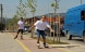Due giovani con i rollerblade su una pista ciclabile.