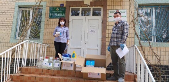 Scoreni village received respiratory masks, gloves, disinfectants and non-contact infrared thermometers. The goods were distributed in 35 partner communities of the UNDP's Migration and Local Development project supported by Switzerland.