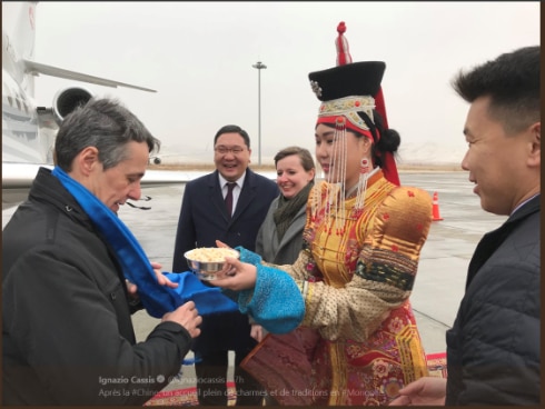 Federal Councillor Ignazio Cassis was welcomed to Mongolia with a khadag (a ribbon for honour) and a bowl full of dairies according to Mongolian tradition.