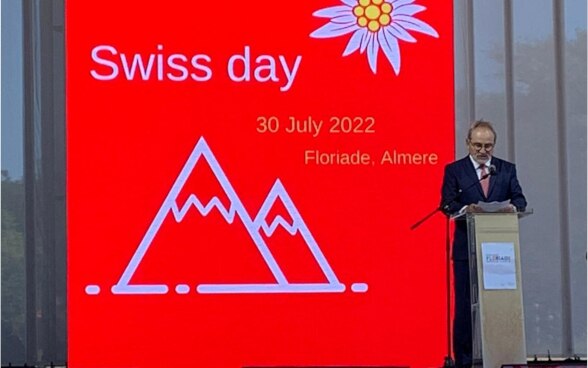 L'ambassadeur Walker-Nederkoorn sur la scène de la Floriade prononçant son discours du 1er août.