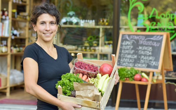 Biljana, cofundadora de «The good Earth», con una canasta de frutas y legumbres bío.