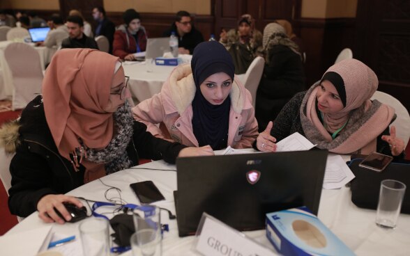 Use the opportunities of digitalization for job creation: Youth brainstorming at a “hackathon” (software development event) in Gaza sponsored by an SDC and UNDP job creation program