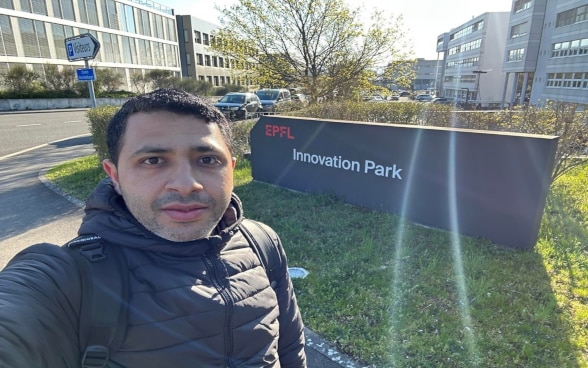 Basem Khalaf, en su trayecto matutino diario a Swiss EdTech Collider, una empresa ubicada en el campus de la EPFL.