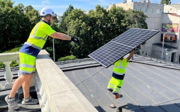Installation des panneaux photovoltaïques sur le toit de l'Ambassade de Suisse