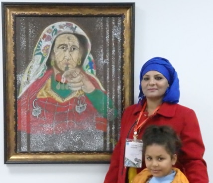 Mme Faouzia Daghari et sa fille devant son tableau intitulé "Toi".