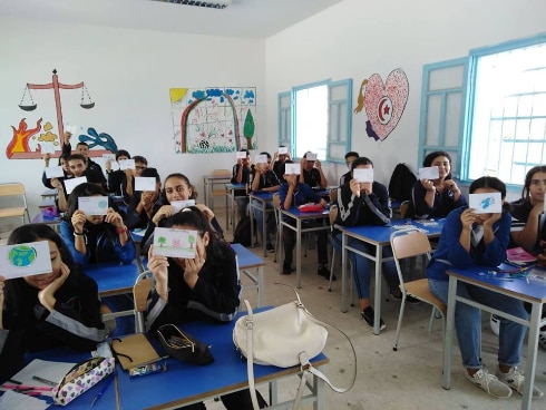 Des écoliers tunisiens qui ont participé au projet en créant leur carte postale.
