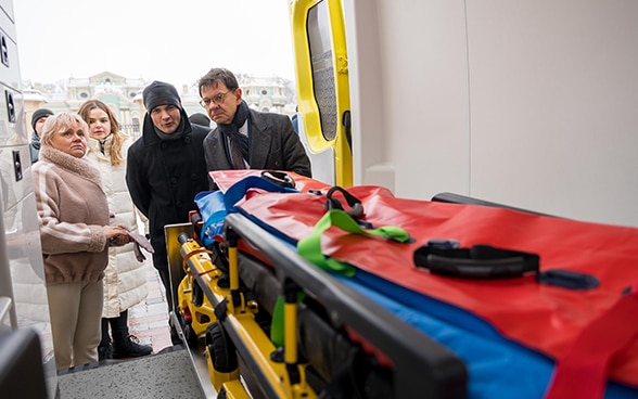 Церемонія передачі автівок швидкої допомоги у Києві