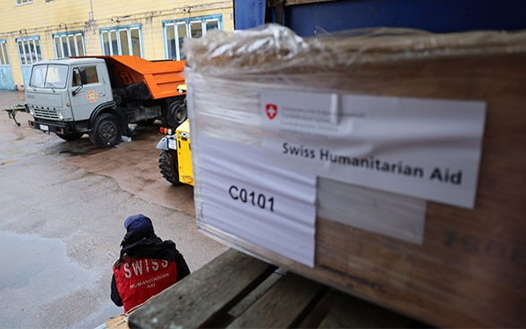 Розвантаження гуманітарного вантажу зі Швейцарії на Київщині. 