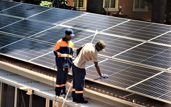 Solar panels on the rooftops of the Swiss embassy in Harare – installed and put into operation by local service providers. 