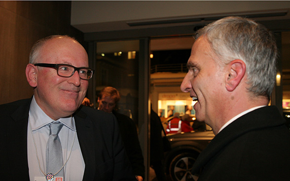 Federal Councillor Didier Burkhalter in a conversation with with the first vice president of the European Commission, Frans Timmermans. 