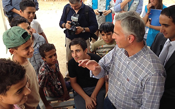 Bundesrat Didier Burkhalter während seines Besuchs im Flüchtlingscamp Azraq in Jordanien im Jahre 2015. 