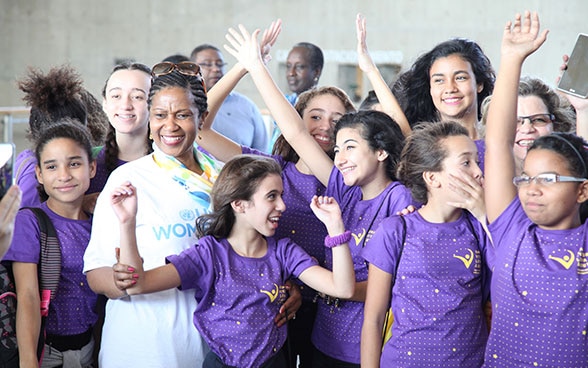 La direttrice generale di UN Women, Phumzile Mlambo-Ngcuka, con un gruppo di bambine e ragazze.