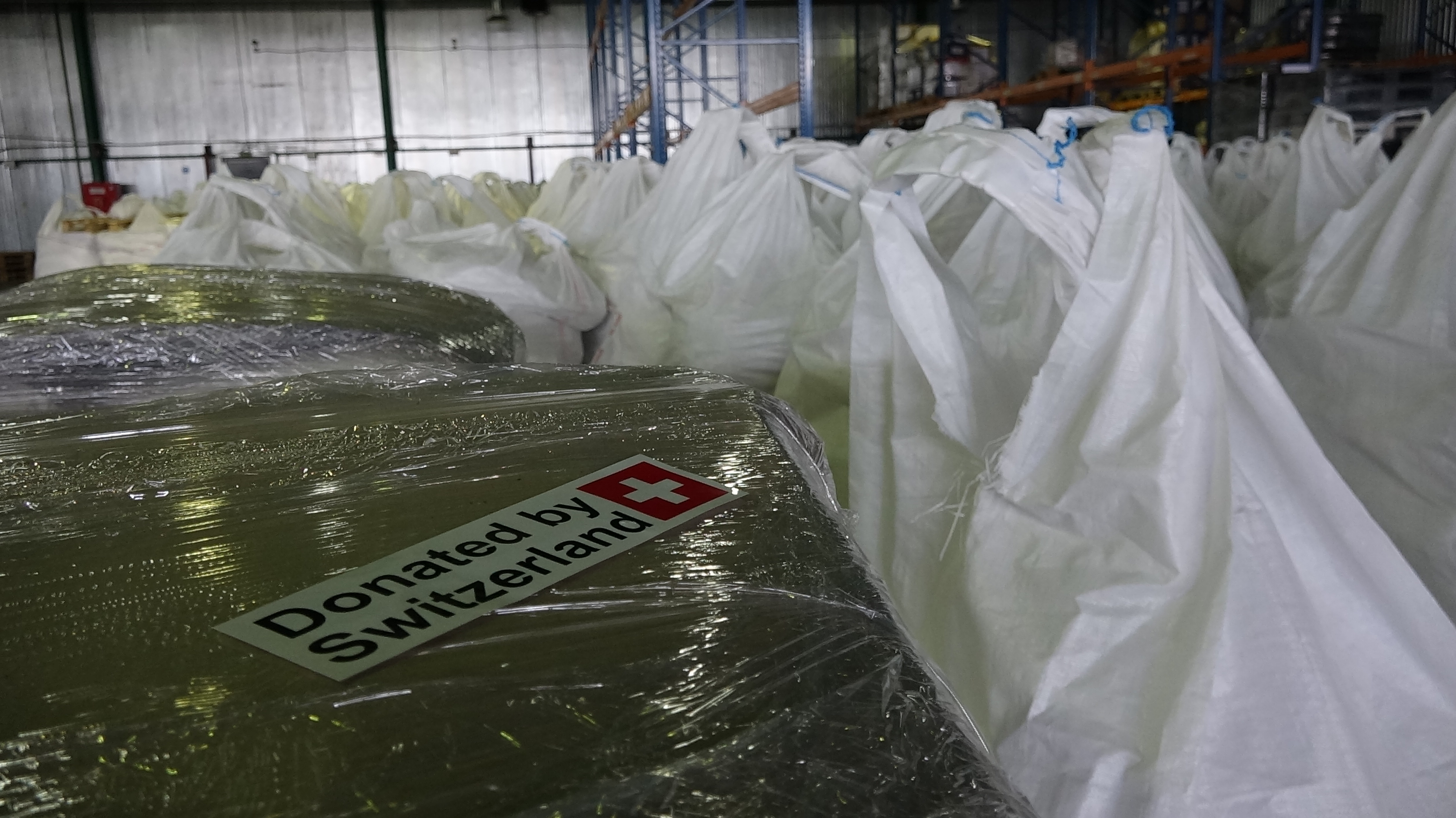 Der erste Schweizer Hilfskonvoi für die Menschen in der Ostukraine erreicht Donetsk. Die Schweiz hatte 300t chemische Produkten zur Trinkwasseraufbereitung geschickt.