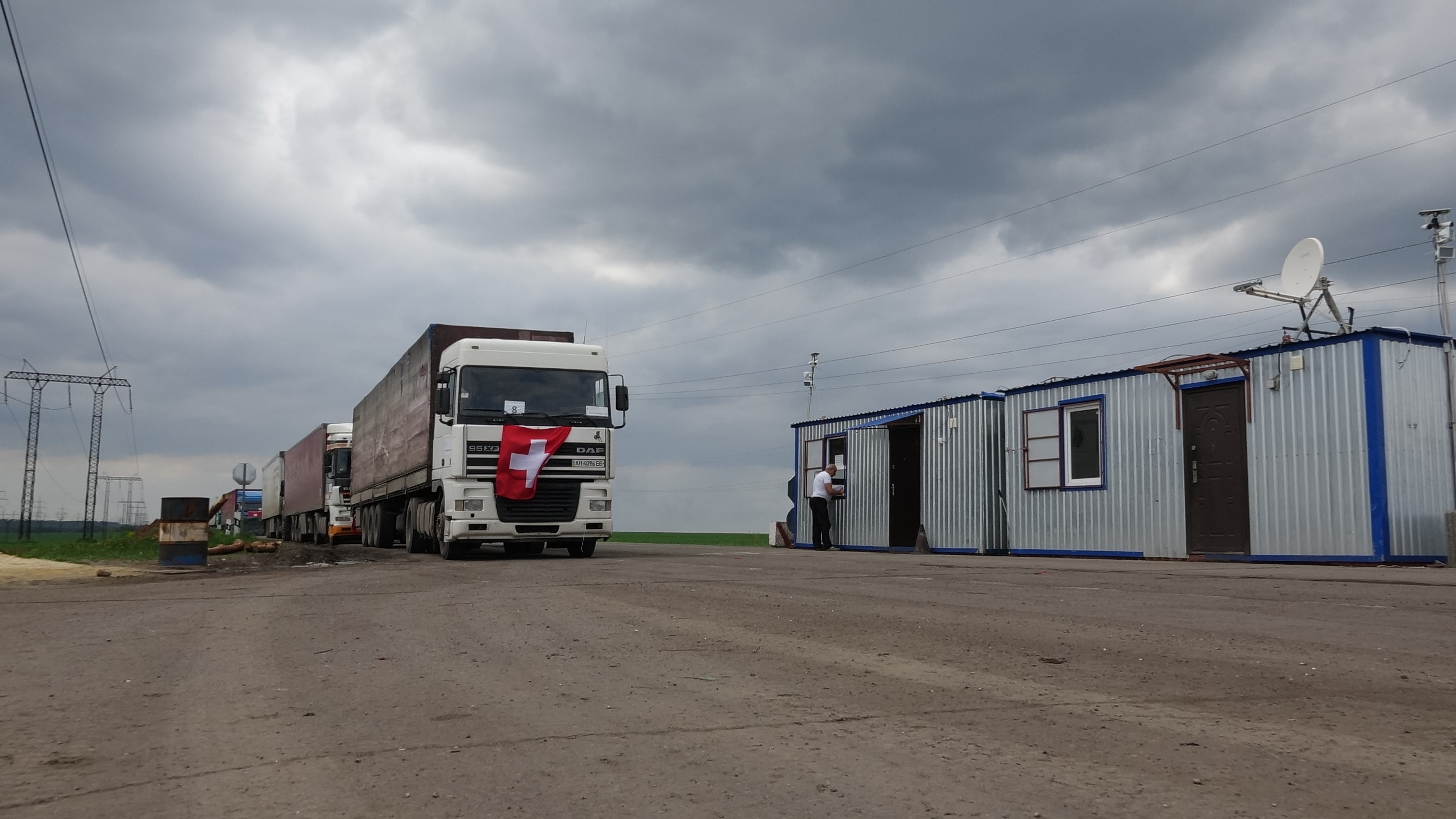 Der erste Schweizer Hilfskonvoi für die Menschen in der Ostukraine erreicht Donetsk. Die Schweiz hatte 300t chemische Produkten zur Trinkwasseraufbereitung geschickt.