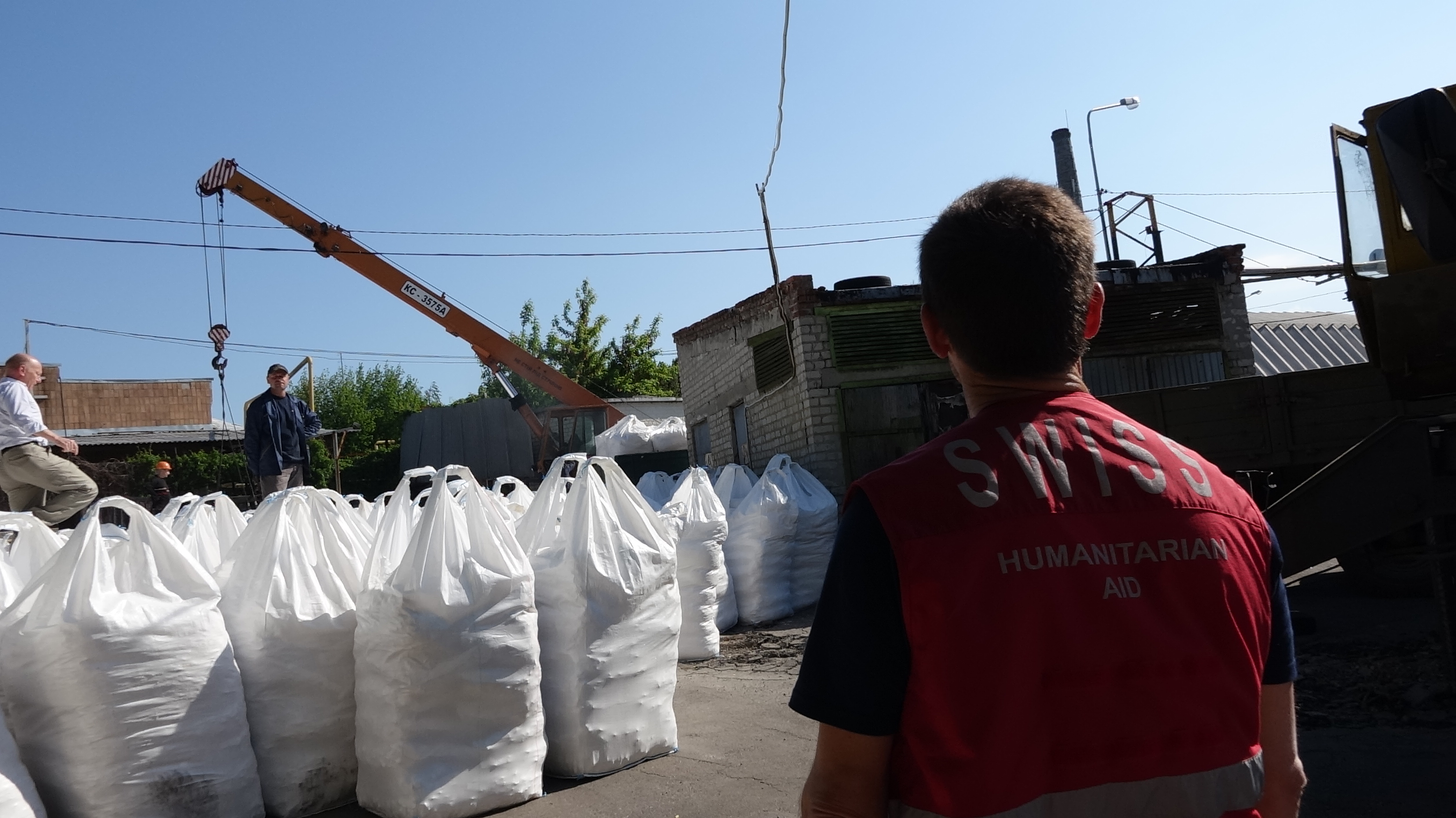 Swiss convoy to aid civilian population in eastern Ukraine reaches Donetsk. Switzerland sent a convoy carrying 300 tonnes of chemical water treatment products.