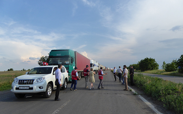 Ucraina: nuovi convogli umanitari raggiungono i bisognosi su entrambi i lati della linea di contatto . 300 tonnellate di prodotti chimici per la depurazione dell’acqua, apparecchiature mediche e farmaci ha raggiunto oggi la regione del Donbass.