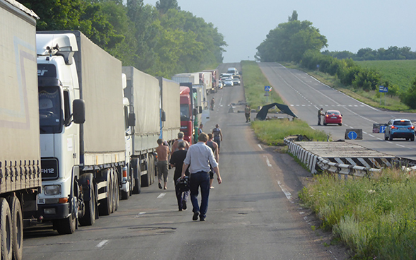 More Swiss aid convoys reach people in need on both sides of the contact line. A convoy carrying 300 tonnes of chemical water treatment products, medical equipment and medicines reached the Donbass region.