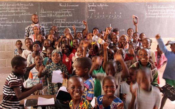 Un groupe d’enfants dans une salle de classe