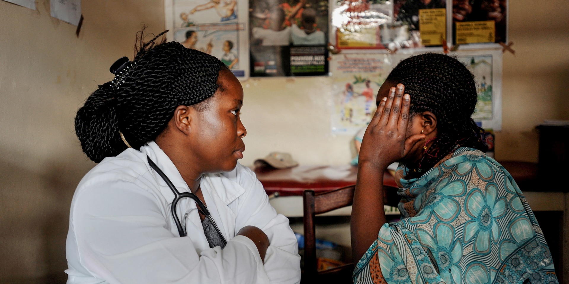 Une médecin écoute une femme violée dans un hôpital à Butembo, en République démocratique du Congo.
