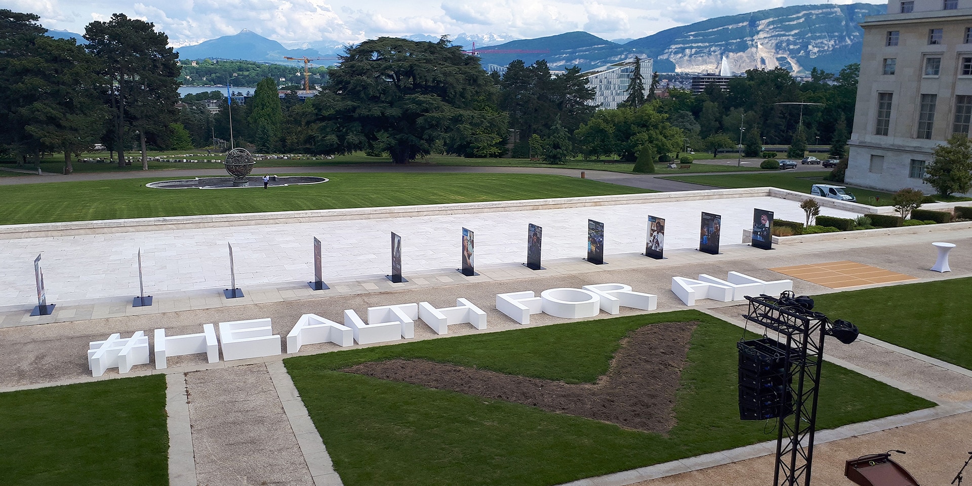 Sul prato di fronte all’edificio delle Nazioni Unite a Ginevra appare in grande la scritta #healthforall.