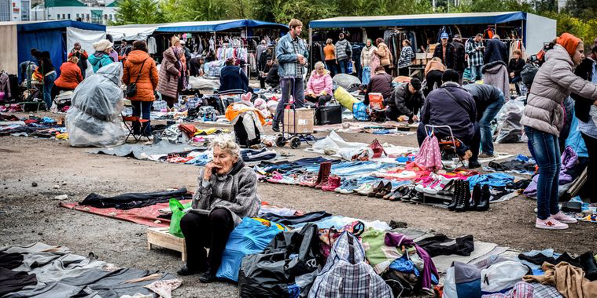 Mercato delle pulci nella capitale moldava Chişinău. In vendita soprattutto vestiti usati.