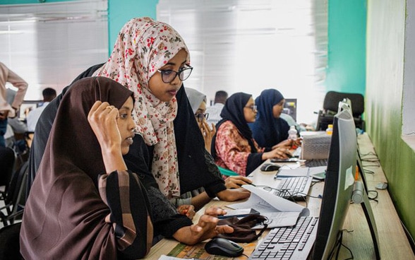 Digitale Arbeitsplätze bieten gute Perspektiven: Studentinnen einer Foto- und Videobearbeitungsklasse in Hargeisa, Somaliland.