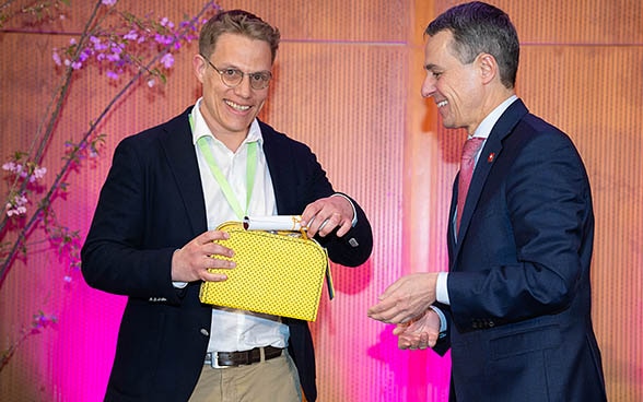 Olivier Gröninger, CEO di Openversum, con il presidente della Confederazione Ignazio Cassis alla premiazione di «Together we’re better» a Ginevra.