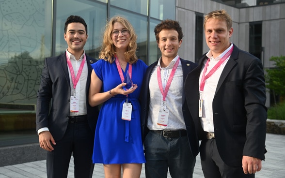 Das Team von Openversum – Julián Salazar, Laura Stocco, Lorenzo Donadio und Olivier Gröninger (v.l.n.r.) - mit dem Finalisten-Pokal des Hult Prize.