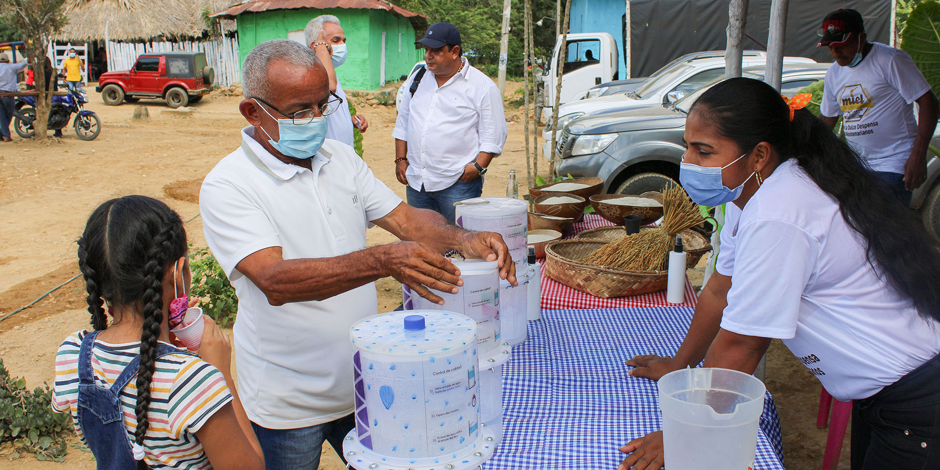 Ya se han puesto en marcha dos proyectos piloto en Colombia y Ecuador: Un empresario del agua explica a los interesados cómo funciona el filtro de agua de Openversum.