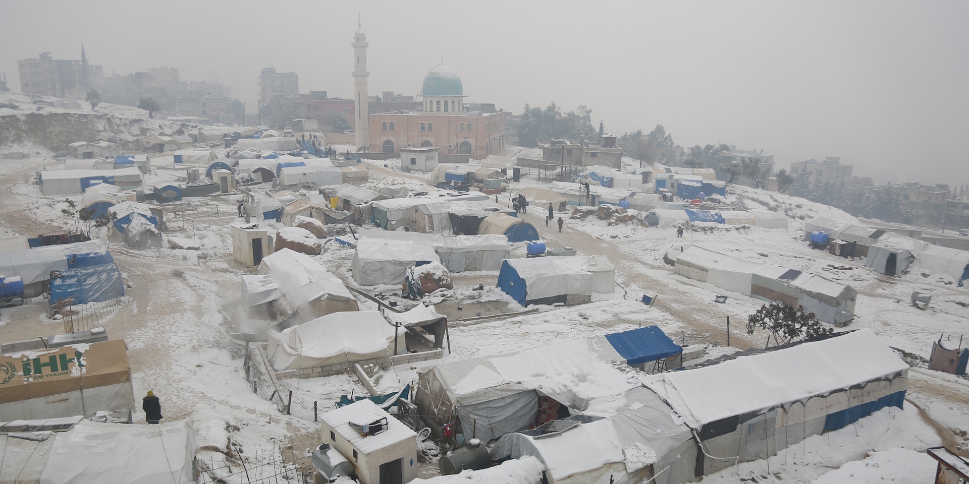 Vue du camp de déplacés internes enneigé dans la ville de Selkin, au nord-ouest de la Syrie.