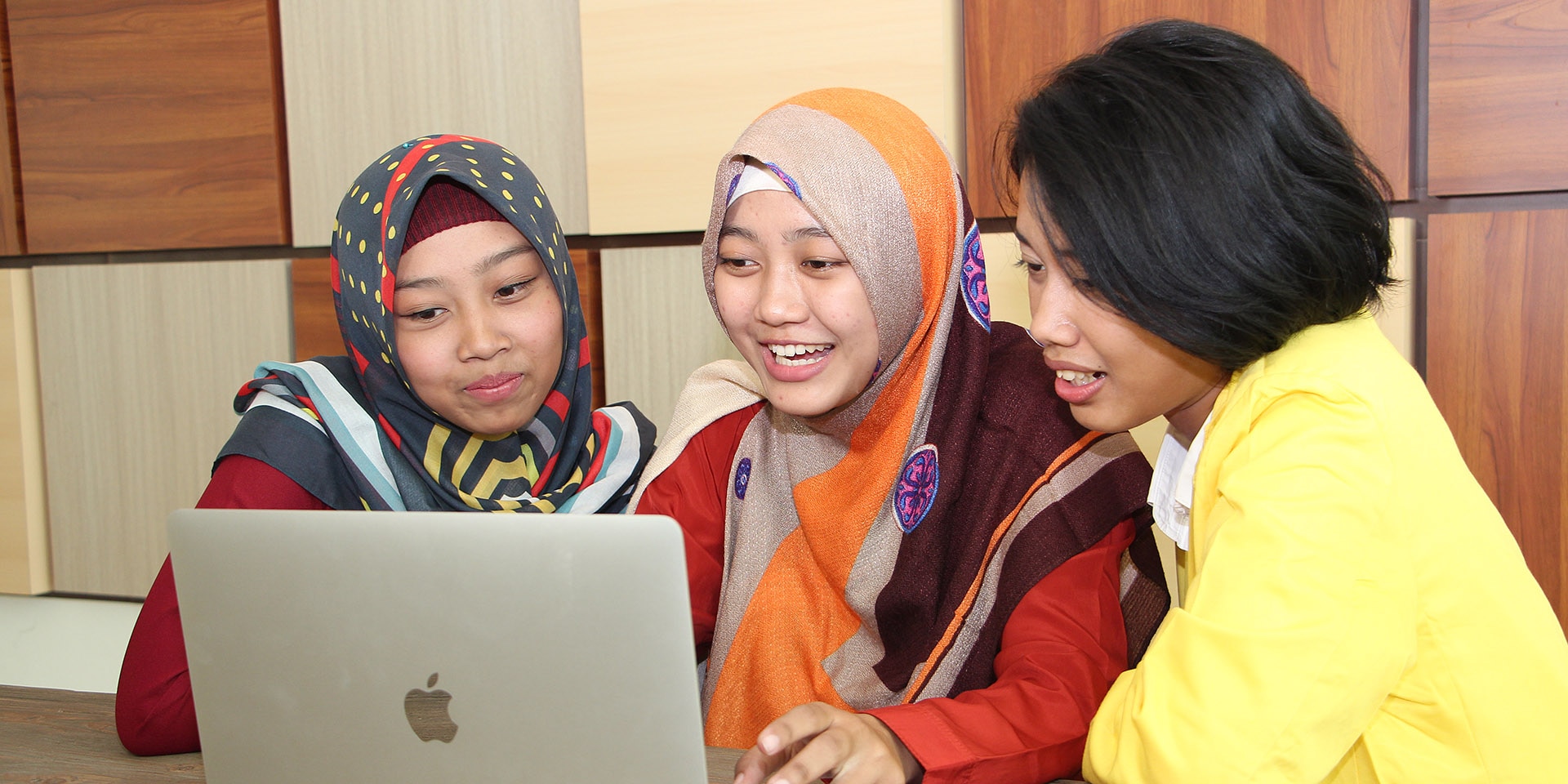 Tres chicas estudian con el ordenador.
