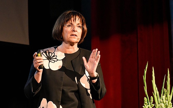 Ursula Renold parla durante una conferenza.