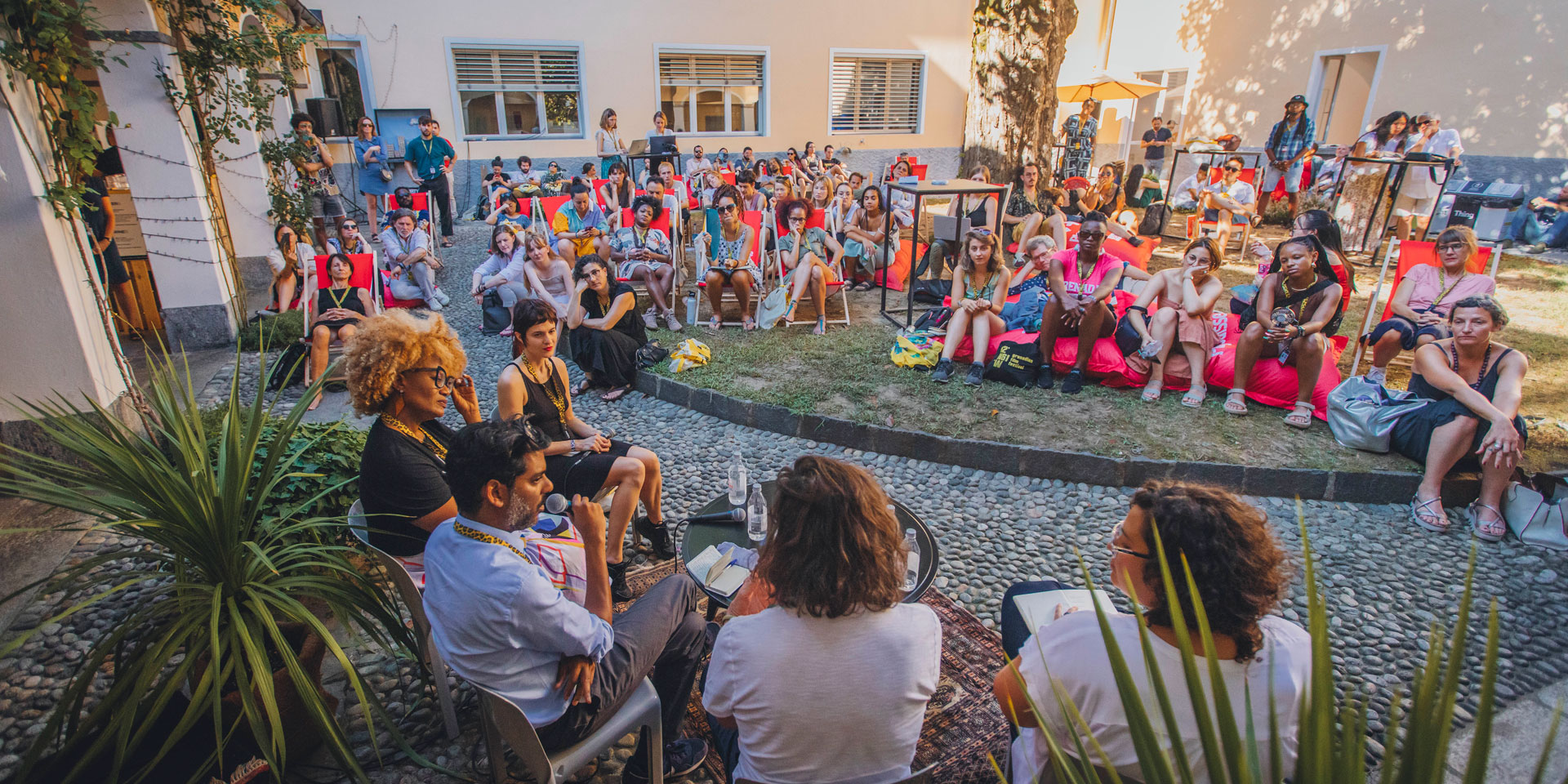 Alcuni direttori tengono una conferenza all'aperto davanti a un vasto pubblico.