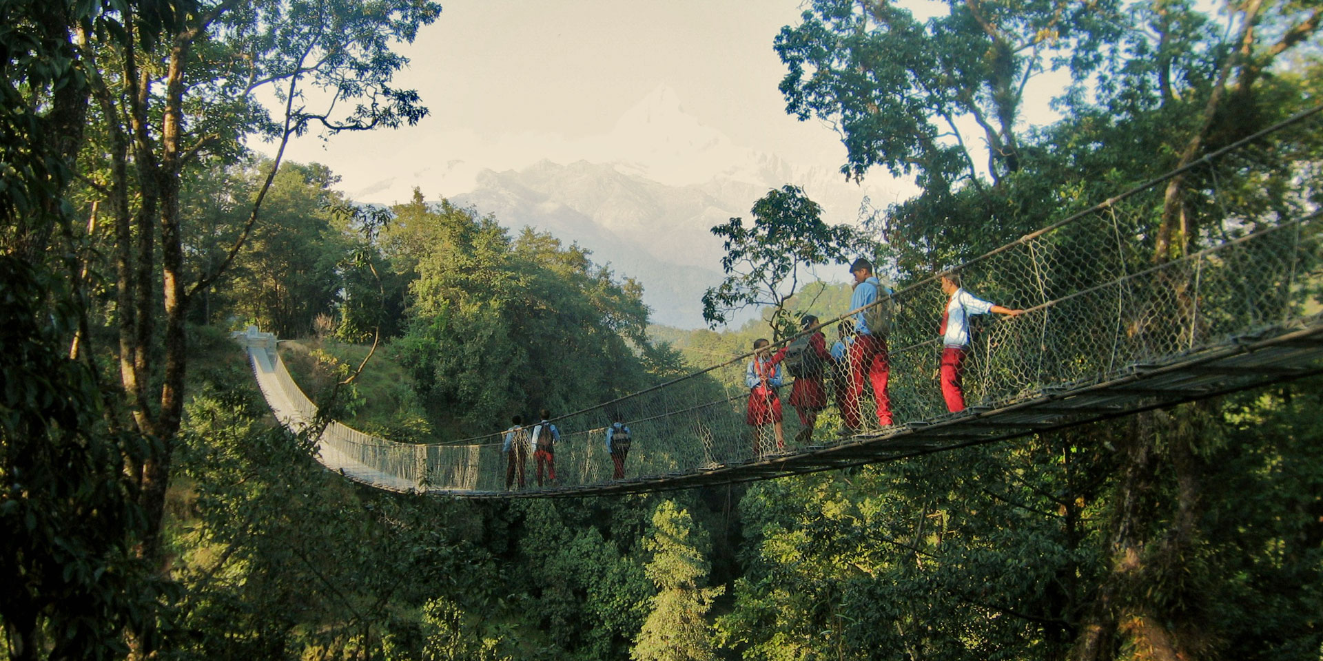 Escolares en un puente colgante.