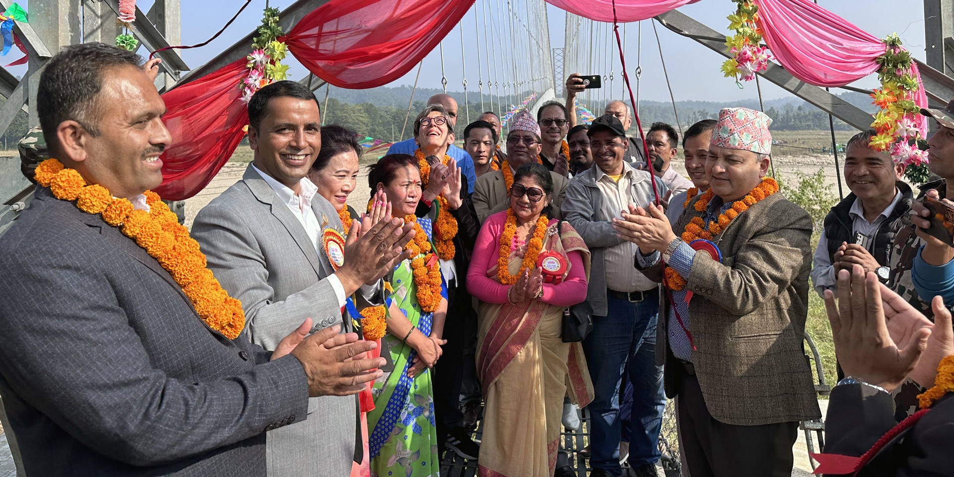 Representantes de la embajada suiza y del gobierno nepalí en la inauguración del puente Marin Khola el 9 de noviembre en la provincia de Bagmati.