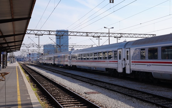 Vagoni ferroviari parcheggiati alla stazione di Zagabria.
