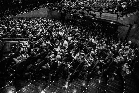 Ein Saal voll mit Publikum an der Eröffnungsfeier der Kurzfilmtage Winterthur.
