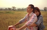 Ein Mann und eine Frau fahren eng umschlungen auf einem Roller.