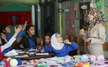 Schülerinnen in einem Klassenzimmer in Khan Dunoun in Syrien, die aufmerksam ihrer Lehrerin zuhören.
