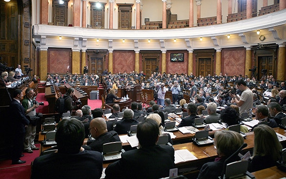 I 250 deputati seguono i dibattiti in seno all’Assemblea nazionale della Repubblica di Serbia.