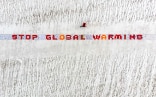 Un rotolo lungo 50 metri e largo 1 metro composto da oltre 2500 cartoline disegnate e scritte a mano da bambini e giovani è stato esposto sul ghiacciaio dell’Aletsch e riporta il messaggio «stop global warming».