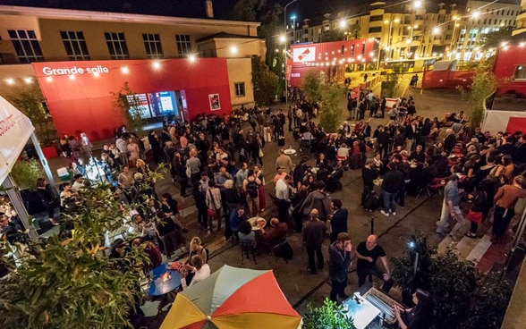 Exemple de l’atmosphère qui règne au festival en soirée: cinéphiles et spécialistes du film documentaire font connaissance sur le site de la manifestation et les échanges vont bon train.