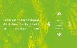 Werbeplakat der 33. Ausgabe des Internationalen Filmfestivals Freiburg, weisse Schrift auf grünen Hintergrund mit einem Schmetterlingsmuster. 