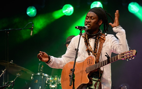 Il musicista senegalese Kara Sylla Ka in concerto.