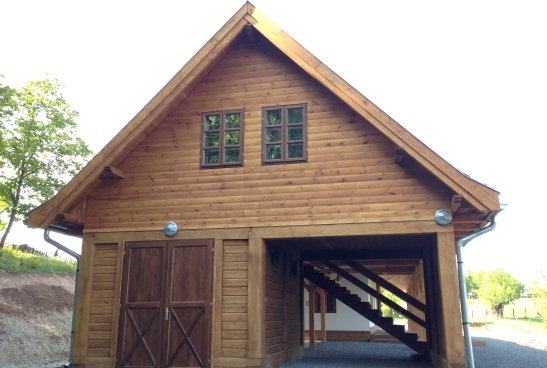 Der Bau einer grossen Holzhütte ist vollendet. Sie wird Glasbläsern zur Verfügung stehen.   
