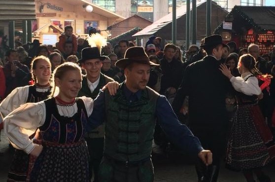 Paare in ungarischer Tracht tanzen am Weihnachtsmarkt von Montreux 2015