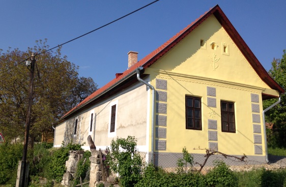 Die letzte Poststelle der Region Sátoraljaújhely wurde vollständig renoviert. Die gelb-weisse Fassade hebt sich vom strahlend blauen Sommerhimmel ab. 