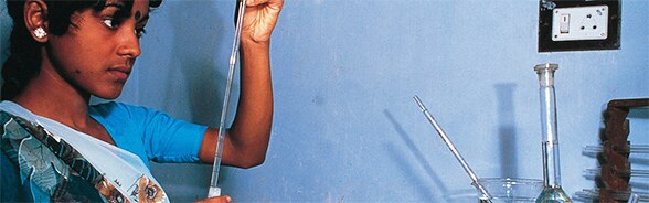 Giovane donna lavora in un laboratorio in Bangladesh nel 2012