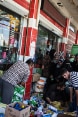 Revitaillement de personnes dans le besoin à un poste de distribution devant un supermarché en Irak.