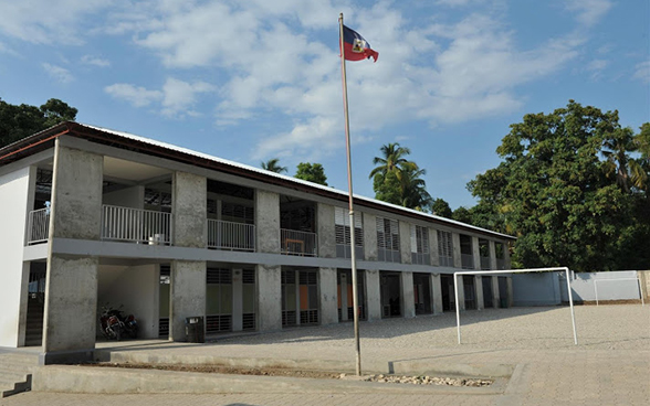 Vista de uno de los edificios de la escuela reconstruida.